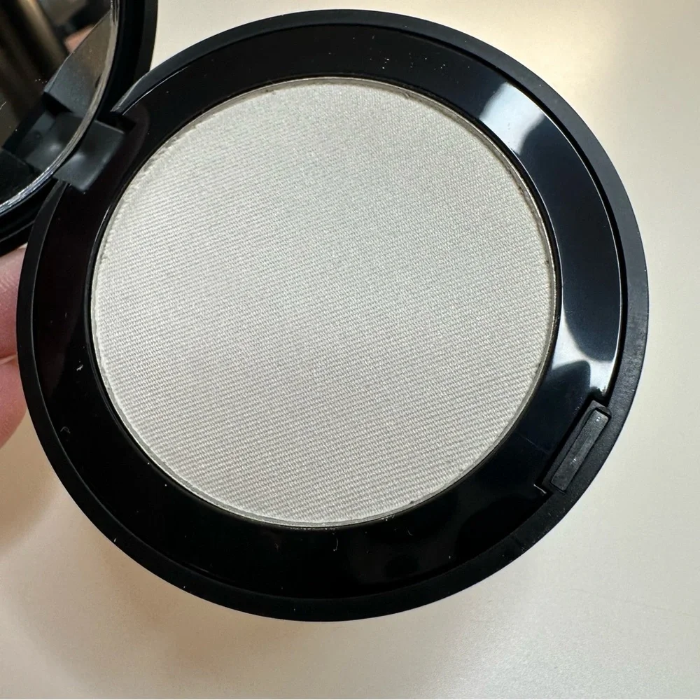 New Melt Cosmetics Ghostlight Highlighter Glow Powder Duochrome - Picture 3 of 7